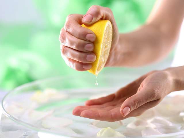 Jus de citron bicarbonate pour les ongles
