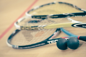 Squash : Quelle raquette, baskets et quels accessoires pour jouer comme un pro