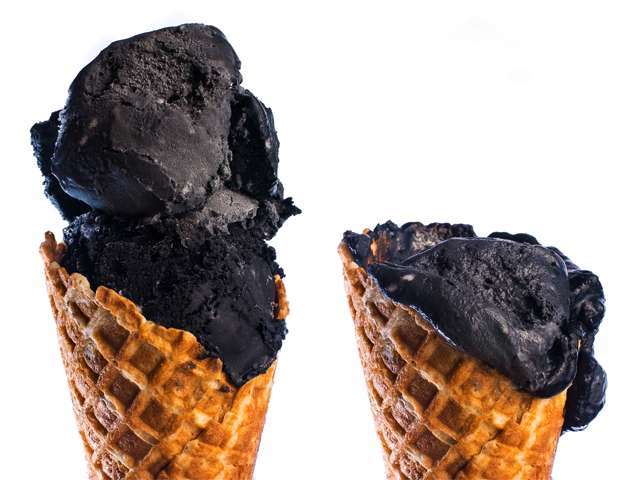 Black food - la glace au charbon végétal