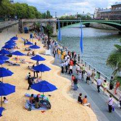 Où trouver les plages éphémères et les transats au soleil à Paris?
