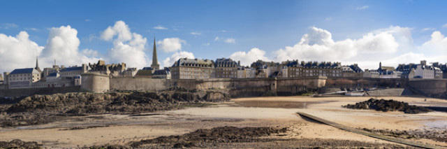 Région Malouine entre océan et remparts