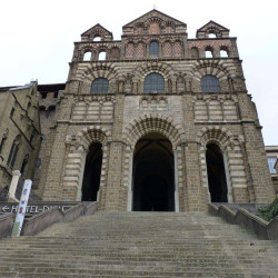En suivant la Via PODIENSIS (Chemin de Saint Jacques de Compostelle).