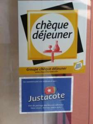 Un sticker Justacoté pour retrouver vos bonnes adresses !