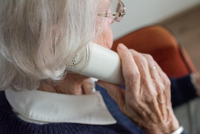 Détection de chute ou bouton d'alerte : quelle téléassistance choisir pour un sénior vivant seul ?